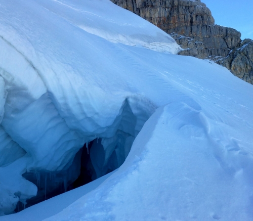 Dachstein. Příhorní trhlina v ledovci na Normální cestě.