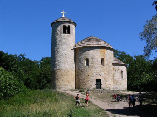 Říp, rotunda svatého Jiří na vrcholu.