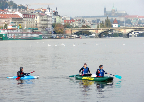 Z potoka Botiče vyjíždějí vodáci do nádherného panoramatu Vltavy, Hradčan a pražských mostů.