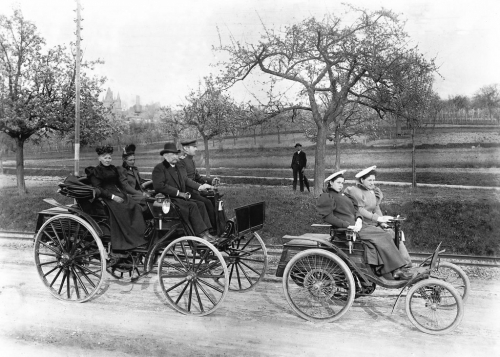 Automobilový výlet na trase Mannheim - Schriesheim - Grossachsen - Palatinate v roce 1895. Na fotografii jsou vidět Klara a Thilde, dcery Carla Benze, v prvním autě Benz Velo. Syn Richard ve vojenské uniformě řídí druhé auto Benz Phaeton. Další cestující 