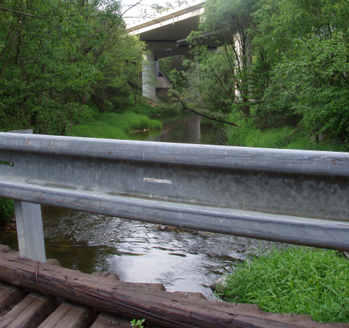 Vlašimská Blanice podtéká dálniční most i starou silnici.
