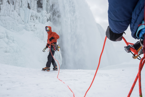 Zamrzlé Niagarské vodopády (Niagara Falls) leze horolezec Will Gadd.