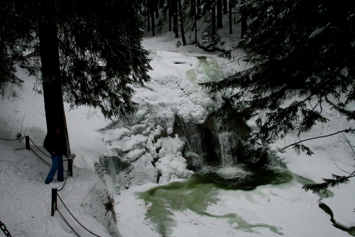 Částečně zamrzlý Mumlavský vodopád v Krkonoších.