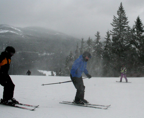 Harrachov, Čertova hora. Silný vítr zvedá oblaka sněhu.