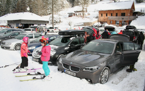 BMW 535 Limousine v Harrachově u sjezdovky na Rýžovišti.