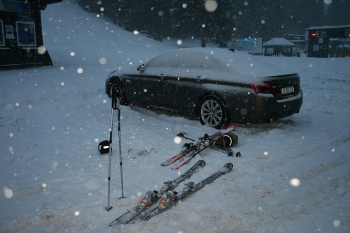 BMW 535 Limousine zapadalo sněhem na parkovišti v Harrachově.