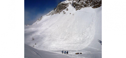 Ve francouzském masivu Taillefer v oblasti Isère smetla lavina čtyři skialpinisty.