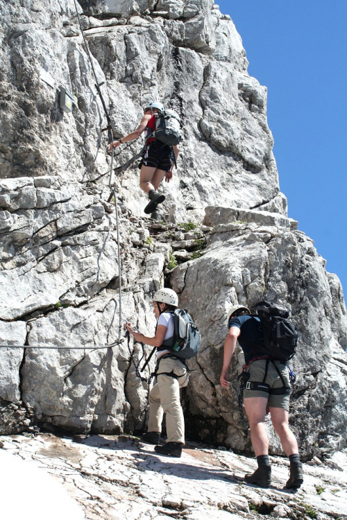 Dachstein, Johann, horský vůdce vede své klienty k Trůnu bohů.