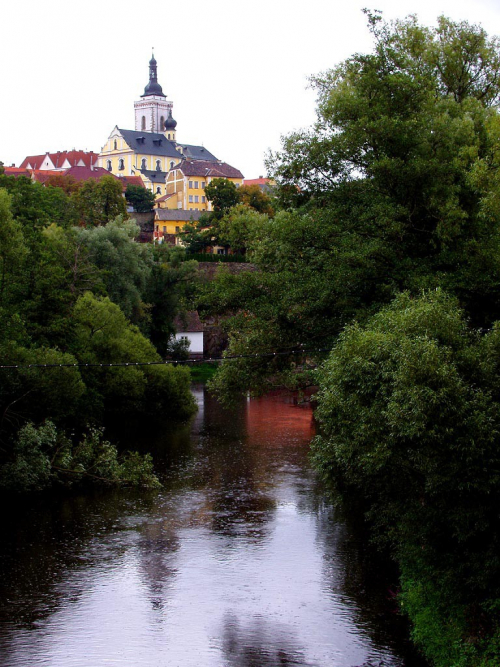 Stříbro. Mže protéká historickým hornickým městem.