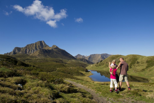 Turistická trasa Karnischer Höhenweg vede nad jezerem Zollnersee.