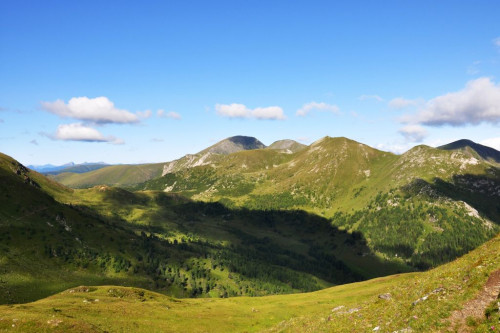 Nockberge. Výhled z horské stezky Hohen Steig nad Bad Kleinkirchheim k Rosennock (2440 m).