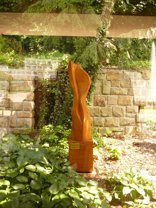 Luhačovice. Dřevěná socha z řezbářského sympozia.
