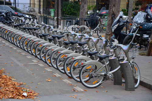 Velib, veřejná cyklistická doprava v Paříži. 