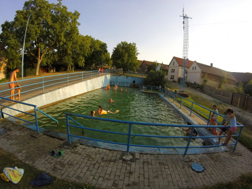 Obecní koupaliště v Hosíně na návsi.