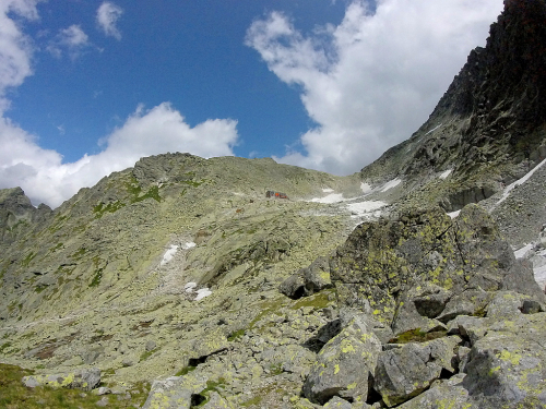 Vysoké Tatry, chata Pod Rysmi je umístěna pod sedlem Váha.