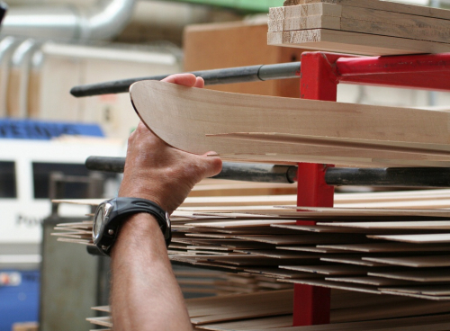 Dřevěné prefabrikáty ve Sportenu čekají na zázračnou proměnu - stanou se z nich lyže slovutné značky.