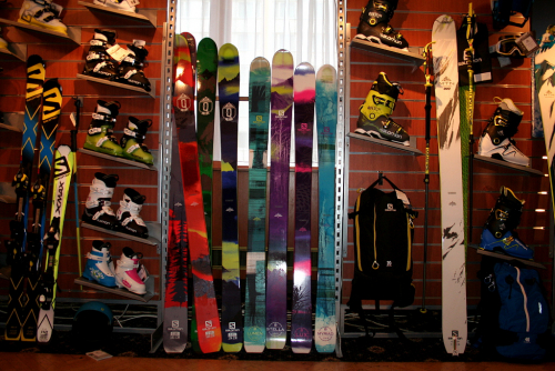 Salomon vyrábí sjezdové lyže všech typů a délek.