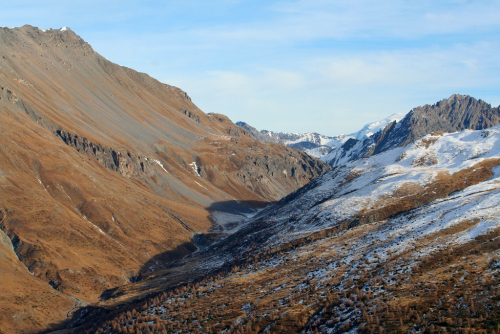 Livigno, údolí Alpe Trela je na začátku zimy bez sněhu.