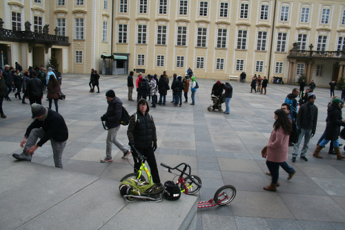 Koloběžky na Pražském hradě.