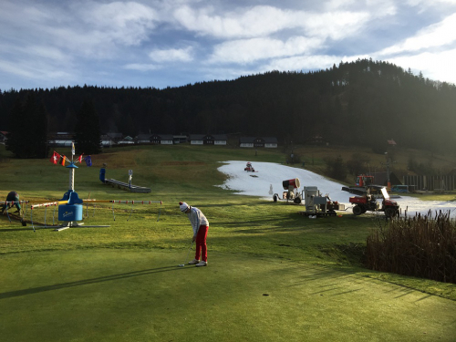 Neuvěřitelné podmínky pro golf v Beskydech v prosinci poskytuje hřiště u hotelu Horal ve Velkých Karlovicích.