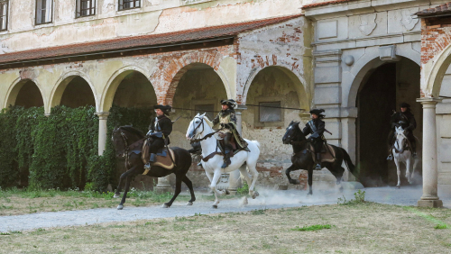 Svatojánský věneček: ze zámku Uherčice vyjíždí na koni tajemný Markýz.