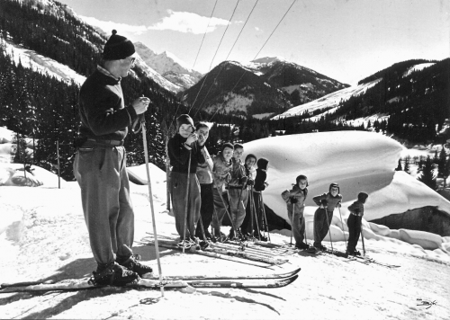 Madonna di Campiglio. Výuka lyžování v lokalitě Belvedere.