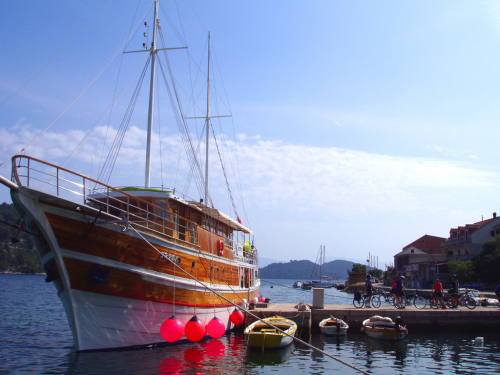 Chorvatsko, loď kotví v dalmatském přístavu.