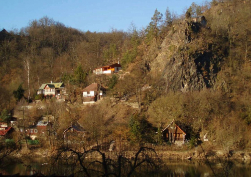 Sázava, chaty ve skalnatém svahu proti Medníku.