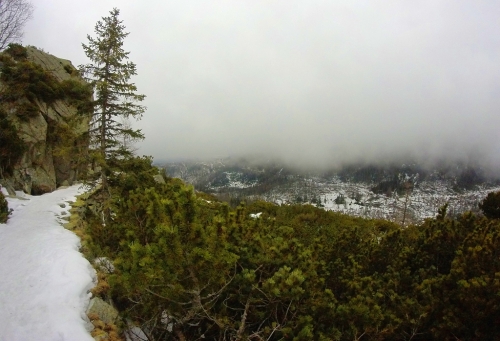 Vysoké Tatry. Turistický chodník Magistrála klesá od Zamkovského chaty na Hrebienok. 