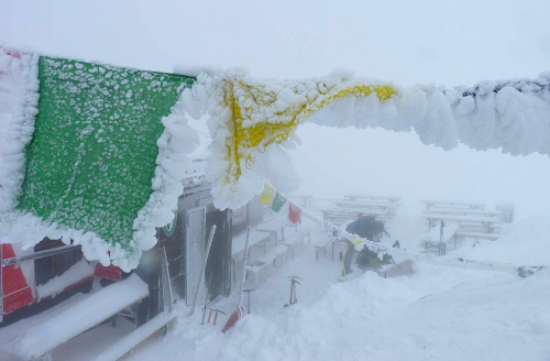 Nepálské praporky u Seethalerhütte / Dachsteinwartehütte.