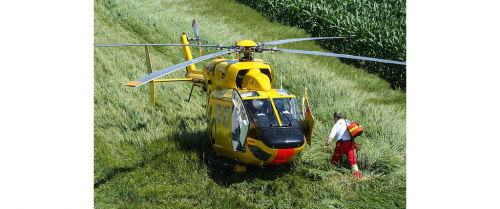 Záchranáři v horách často používají vrtulník.