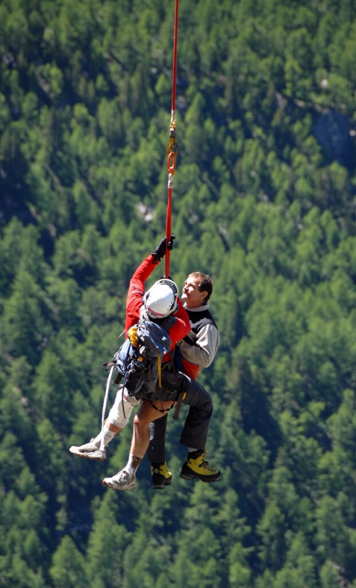 Wallis, záchranná akce s vrtulníkem pod Domhütte.