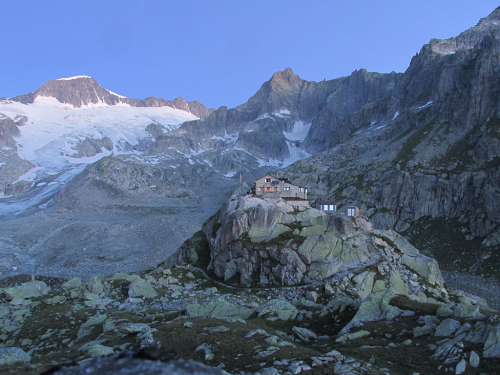 Albert Heim Hut (2542 m) a na obzoru Galenstock (3583 m).