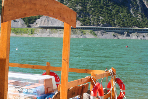 Lago di Livigno. Šlapadlo, paddleboard, nebo kajak se půjčují u restaurace Alpisella.