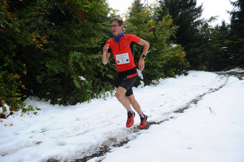 Tomáš Lichý běží Trail Running Cup v Čeladné. Pod Ondřejníkem vedla trať po sněhu.