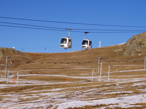 Alpe d´Huez skoro bez sněhu na začátku sezony.