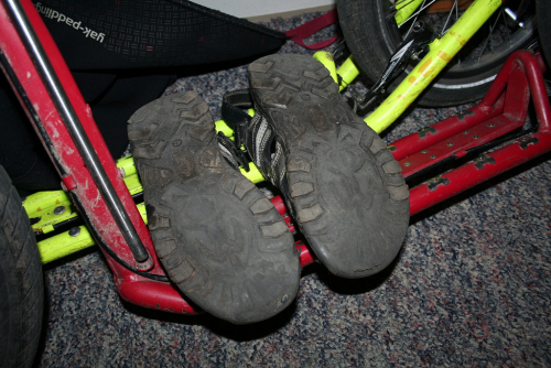 Letní sandále vymění koloběžkář na podzim za pevnější a teplejší obuv.