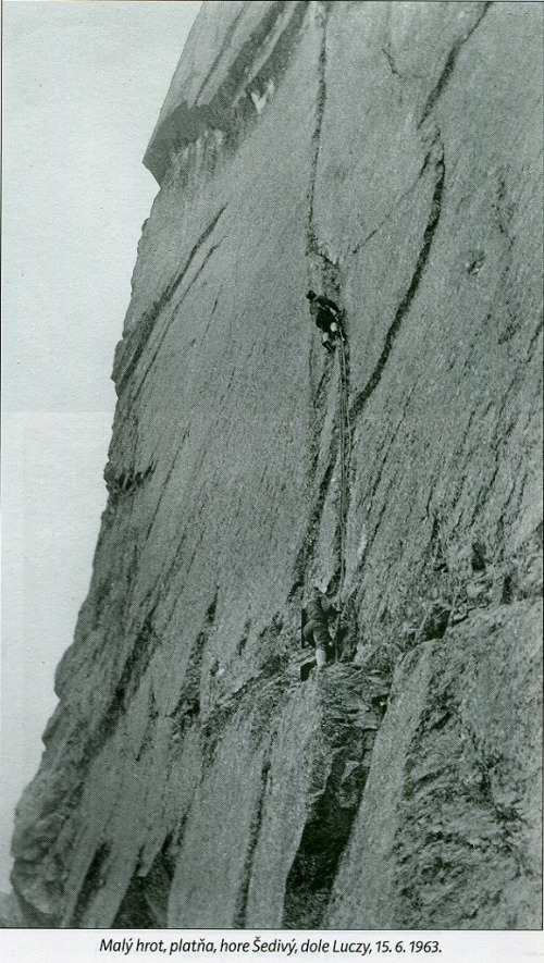 Vysoké Tatry, Malý hrot, Plotna. Spáru středem plotny lezou prvolezec Šedivý a druholezec Luczy 15.6.1963.