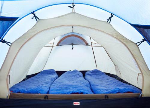 Tři spacáky ve stanu.