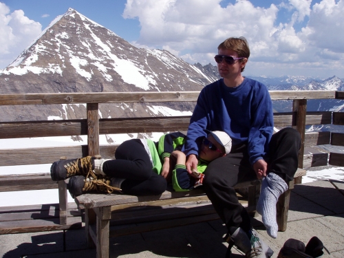 Odpočinek na terase chata Oberwalderhütte. V pozadí vrchol FKK.