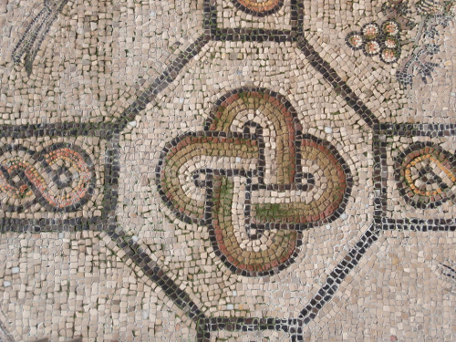 Šalamounův uzel. Mozaika na podlaze Basilica Patriarcale Aquileia.