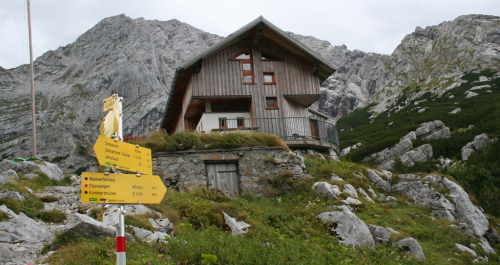 Gesäuse, Hesshütte (1699 m). V pozadí se zvedá Hochtor.