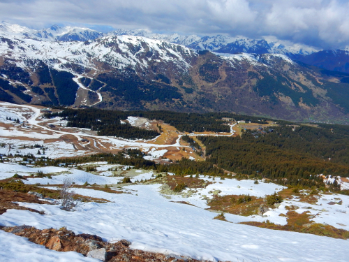 Meribel na jaře. Sjezdovka Altiport křižuje golfové hřiště a těsně míjí letiště.