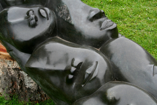 Kamenné sochy ze Zimbabwe v Dendrologické zahradě Průhonice.