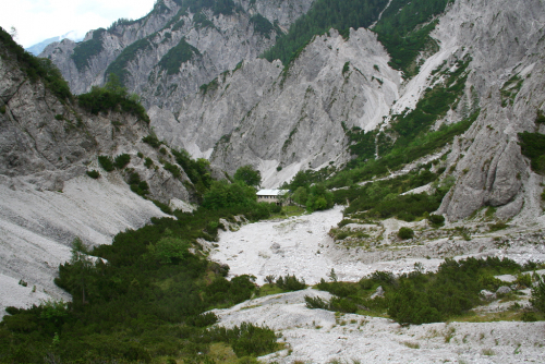 Gesäuse. Haindlkarhütte je umístěná pod Gsengscharte.