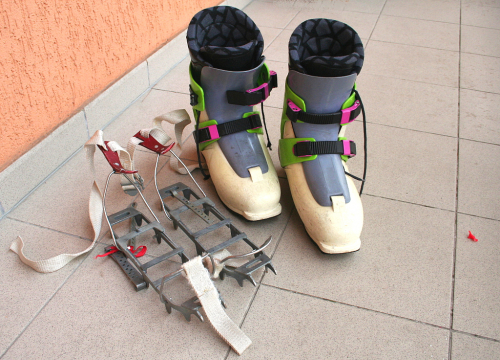 Staré mačky ruské výroby a skialpové boty Rossignol.