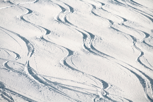 Sníh a ladné vlnovky od lyžařů.