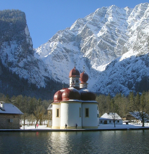 Barokní kostel Sankt Bartholomä z roku 1697 stojí na břehu jezera Königssee a pod východní stěnou Watzmannu.