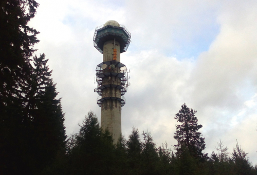 Meteorologický radar na vrchu Praha v Brdech.