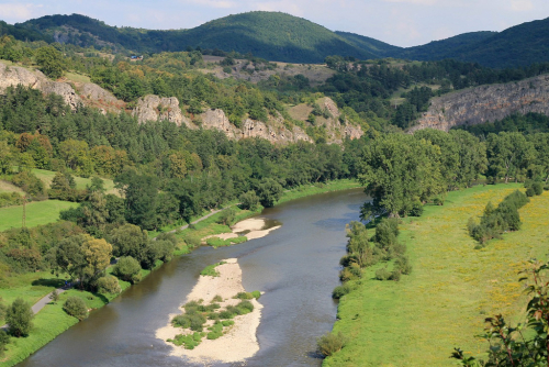 Berounka teče vápencovým kaňonem pod Tetínem.